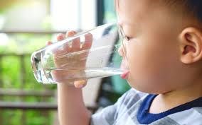 Các bước dạy trẻ tập uống nước theo phương pháp Montessori tại nhà
